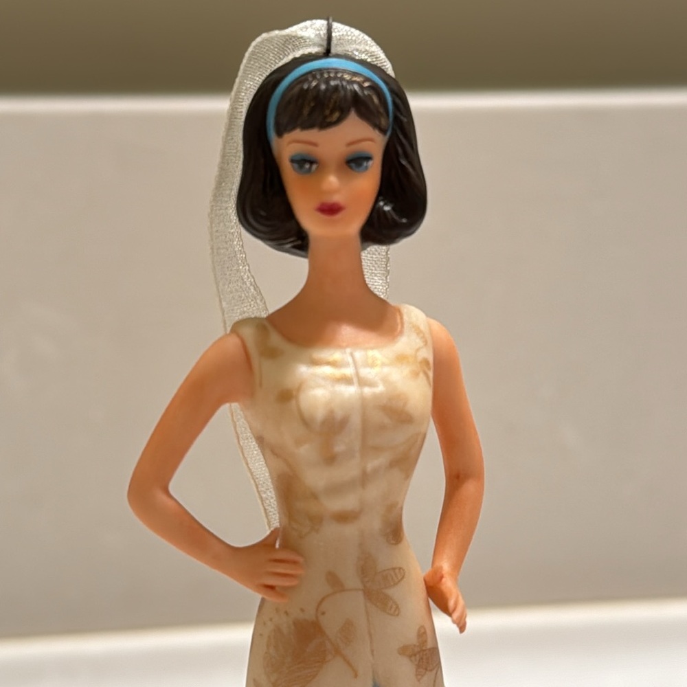 Evening Gala Barbie Ornament from Hallmark dated 2008 - Picture 8 of 9